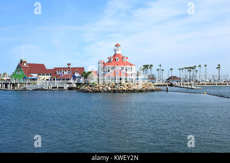 LONG BEACH, CA - Febbraio 21, 2015: villaggio litoraneo alla Rainbow Porto. Villaggio litoraneo è una destinazione popolare per la gente del posto e turisti. Foto Stock