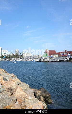 LONG BEACH, CA - Febbraio 21, 2015: villaggio litoraneo alla Rainbow Porto. Il porto e il villaggio è una popolare per famiglie destinazioni per i turisti Foto Stock