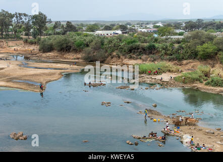 La popolazione locale che vive lungo il fiume Mandrare sono a seconda del residuo di acqua nella stagione secca. Madagascar meridionale, Africa. Foto Stock