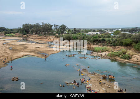 La popolazione locale che vive lungo il fiume Mandrare sono a seconda del residuo di acqua nella stagione secca. Madagascar meridionale, Africa. Foto Stock