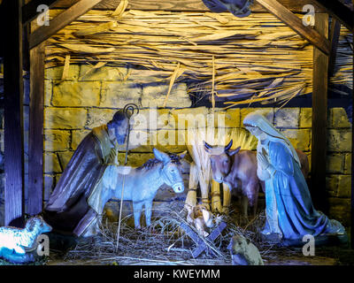 Tradizionale presepe natalizio figure che rappresentano la Santa Famiglia e degli animali Foto Stock