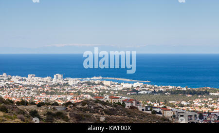 La vista dalla Abbazia di Bellapais verso la città di Kyrenia nella Repubblica Turca di Cipro del Nord. Foto Stock