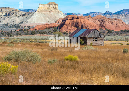 Vecchio abbandonato log cabin vicino al Grand Staircase-Escalante monumento nazionale, Utah Foto Stock