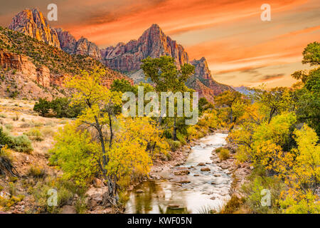 Tramonto al picco di sentinella lungo il fiume vergine nel Parco Nazionale di Zion, Utah Foto Stock