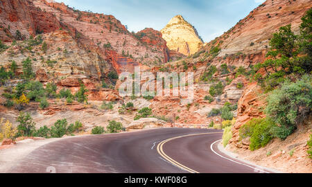 Strada tortuosa attraverso la bella rossa di formazioni rocciose del Parco Nazionale di Zion, Utah Foto Stock