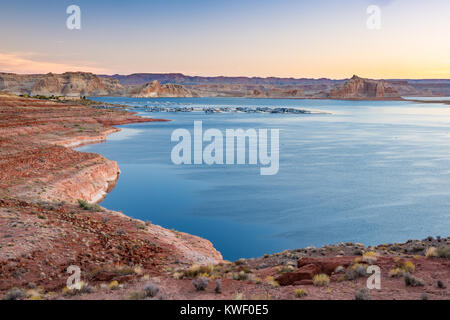 Sunrise nei pressi di Wahweap Marina sul Lago Powell in Pagina, Arizona. Il Lake Powell è parte del Glen Canyon National Recreation Area formata da Glen Canyon Dam Foto Stock