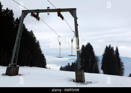 Un trascinamento sollevare su montagne Pohorje vicino a Maribor, Slovenia. Neve si trova sulla pista. Foto Stock