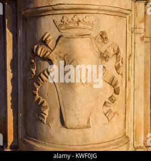 Base della statua equestre di Marco Aurelio, con l'effige di SPQR, in Piazza del Campidoglio, Roma, lazio, Italy Foto Stock