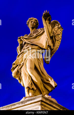 Statua di Angelo (angelo con il convogliatore) nel Ponte Sant Angelo, Roma, lazio, Italy Foto Stock
