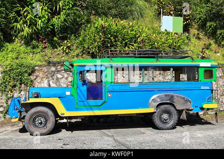 Filippino verde-blu-giallo-dyipni jeepney auto. I mezzi di trasporto pubblico nella città di Banaue-originariamente costituito da US.military jeep lasciati da WW.II locall Foto Stock