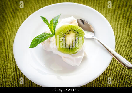 Pavlova meringa con fette di kiwi Foto Stock