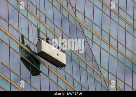 Detergenti per finestre su un alto edificio. Foto Stock