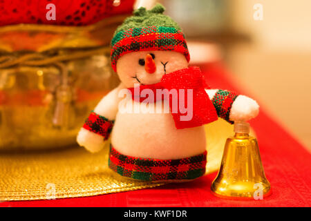 Decorazione di Natale piccolo pupazzo di neve su un tavolo closeup Foto Stock