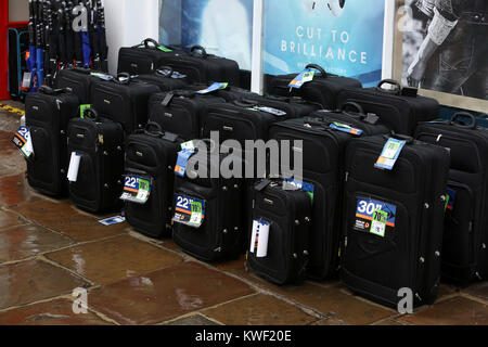 Valigie in vendita al di fuori di un Sport Direct Shop in Chichester High Street, UK. Foto Stock