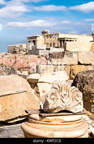 Vecchie pietre e pezzi di colonne sulla sommità del colle dell'Acropoli di Atene, Grecia. Focus sulla pietra con ornamenti floreali. Foto Stock