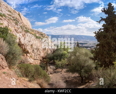 Vista verso Atene dalle pendici del colle dell'Acropoli in Grecia, immagine di panorama Foto Stock