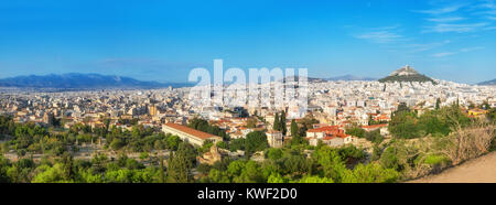 Vista verso il Monte Lycabettus dall'Areopago di Atene, Grecia, immagine di panorama Foto Stock