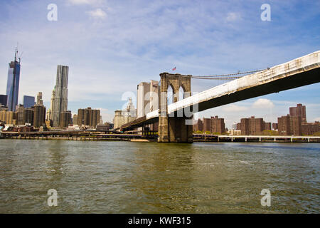 Il Ponte di Brooklyn è un cavo ibrido-alloggiato/ponte di sospensione in New York City ed è uno dei più antichi ponti stradale negli Stati Uniti. Foto Stock