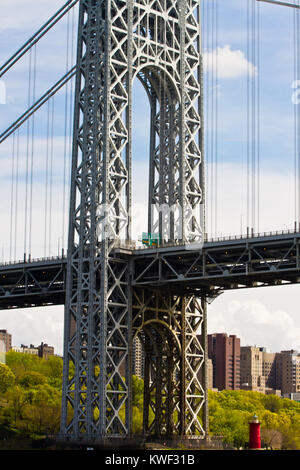 Il Ponte di Brooklyn è un cavo ibrido-alloggiato/ponte di sospensione in New York City ed è uno dei più antichi ponti stradale negli Stati Uniti. Foto Stock