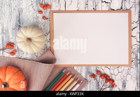 Artista creativo dello spazio di lavoro. Mockup per il tuo schizzo o disegno. Autunno decorazioni, matite sul tavolo rustico, vista dall'alto, spazio Foto Stock