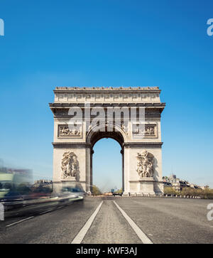 Arco di Trionfo a Parigi, Francia, su un luminoso mattino, shot dalla metà della strada, lunga esposizione ai blur traffico passante. Foto Stock