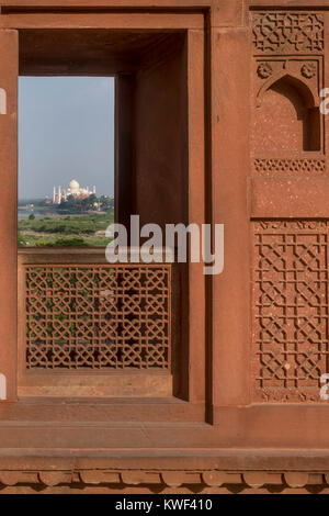 Vista del Taj Mahal da una finestra di fort di Agra, Agra, Uttar Pradesh, India Foto Stock