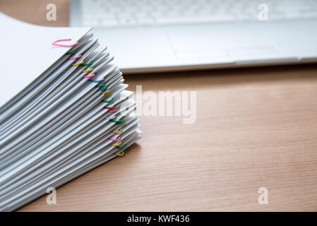 Una pila di documenti con spazio di copia Foto Stock