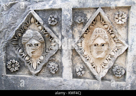 Due maschere teatrali sulla pietra di Myra, Turchia Foto Stock