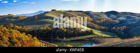 Impressionante paesaggio autunnale,Crete Senesi,Toscana,l'Italia. Foto Stock