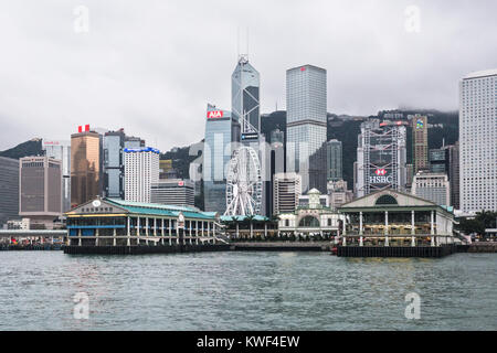 HONG KONG - Giugno 18, 2017: il punto di vista di un Traghetto Star raggiungendo il suo terminale jetty di Hong Kong Central con il famoso quartiere finanziario in ba Foto Stock