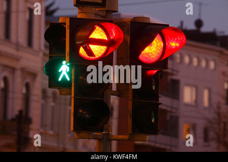 Sul verde commutato attraversamento pedonale luce e il rosso il traffico commutato lighst al crepuscolo, Brema, Germania, Europa Foto Stock