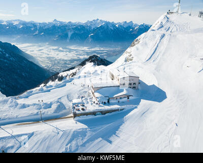 Un drone immagine di Rochers de Naye nelle alpi svizzere, affacciato sul Lago di Ginevra vicino a Montreux e Villeneuve, nel cantone di Vaud. Preso da fuco in De. Foto Stock