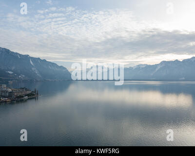 Montreux è un resort tradizionale città della Svizzera sulle rive del Lago di Ginevra. È famoso per il suo annuale Jazz Festival. Immagine presa da un drone. Foto Stock