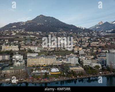 Montreux è un resort tradizionale città della Svizzera sulle rive del Lago di Ginevra. È famoso per il suo annuale Jazz Festival. Immagine presa da un drone. Foto Stock