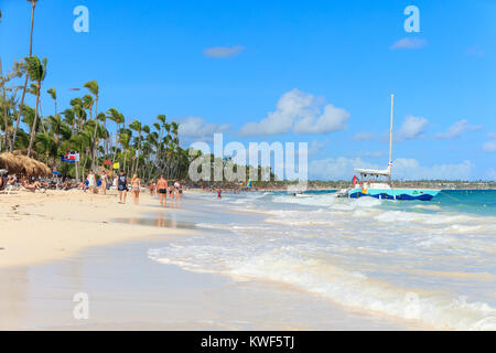 Punta Cana, Repubblica Dominicana - Dicembre 2017: turisti rilassante sulla spiaggia Sunny Beach Foto Stock