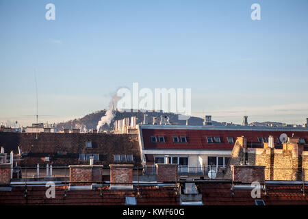 Vista sul tetto che guarda alla collina Gellert e la Statua della Libertà in Budapest, Ungheria. Foto scattata nella luce del mattino, Gennaio 2018. Foto Stock