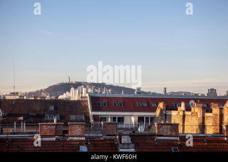 Vista sul tetto che guarda alla collina Gellert e la Statua della Libertà in Budapest, Ungheria. Foto scattata nella luce del mattino, Gennaio 2018. Foto Stock