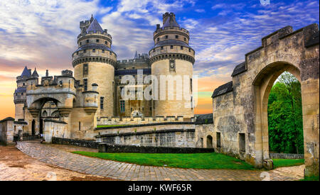 Impressie Pierrefonds castello medievale oltre il tramonto,Francia. Foto Stock