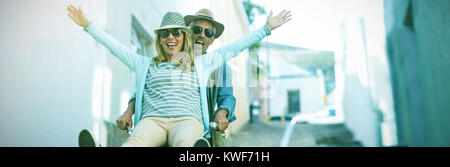 Coppia felice godendo mentre Bicicletta Equitazione Foto Stock
