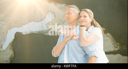 Immagine composita della coppia matura abbracciando Foto Stock