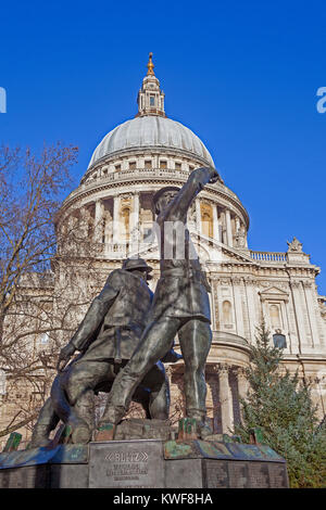 City of London National Memorial vigili del fuoco in un luogo simbolico in Pietro Street a sud di San Paolo Foto Stock