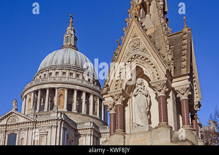 Una sezione della st Lawrence & Maria Maddalena fontanella nel Carter Lane Gardens, contrastanti in stile con la sua vicina San Paolo Foto Stock