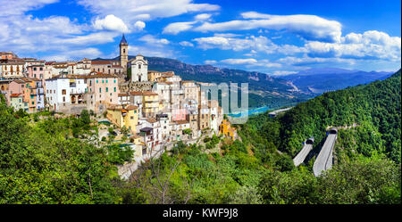 Colledimezzo pittorica village,vista panoramica,l'Abruzzo,l'Italia. Foto Stock