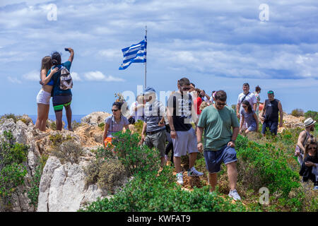 Zakynthos Greece - Luglio 17, 2017: viaggiatori sullo sfondo incredibile Navagio (naufragio) spiaggia di Zante Island, Grecia. Navagio Beach è un po Foto Stock