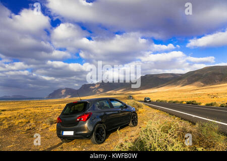 Impressionante paesaggio vulcanico,vista con auto e montagne,Lanzarote Island,Spagna. Foto Stock