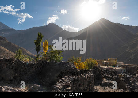 Vista di Aremd, Imili Valley, merita colori autunnali sugli alberi di pioppo, Marocchina Alto Atlante. Foto Stock