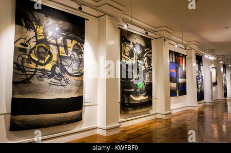 Arazzi astratti appeso a una parete del museo Foto Stock