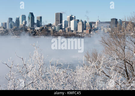 Montreal, CA - 1 Gennaio 2018: Skyline di Montreal in inverno come ghiaccio nebbia sorge fuori del fiume San Lorenzo Foto Stock