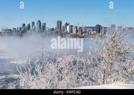 Montreal, CA - 1 Gennaio 2018: Skyline di Montreal in inverno come ghiaccio nebbia sorge fuori del fiume San Lorenzo Foto Stock