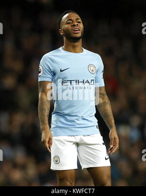 Raheem Sterling di Manchester City durante la partita della Premier League all'Etihad Stadium di Manchester. PREMERE ASSOCIAZIONE foto. Data immagine: Martedì 2 gennaio 2018. Guarda la storia di calcio della PA Man City. Il credito fotografico dovrebbe essere: Martin Rickett/PA Wire. RESTRIZIONI: Nessun utilizzo con audio, video, dati, elenchi di apparecchi, logo di club/campionato o servizi "live" non autorizzati. L'uso in-match online è limitato a 75 immagini, senza emulazione video. Nessun utilizzo nelle scommesse, nei giochi o nelle pubblicazioni di singoli club/campionati/giocatori. Foto Stock